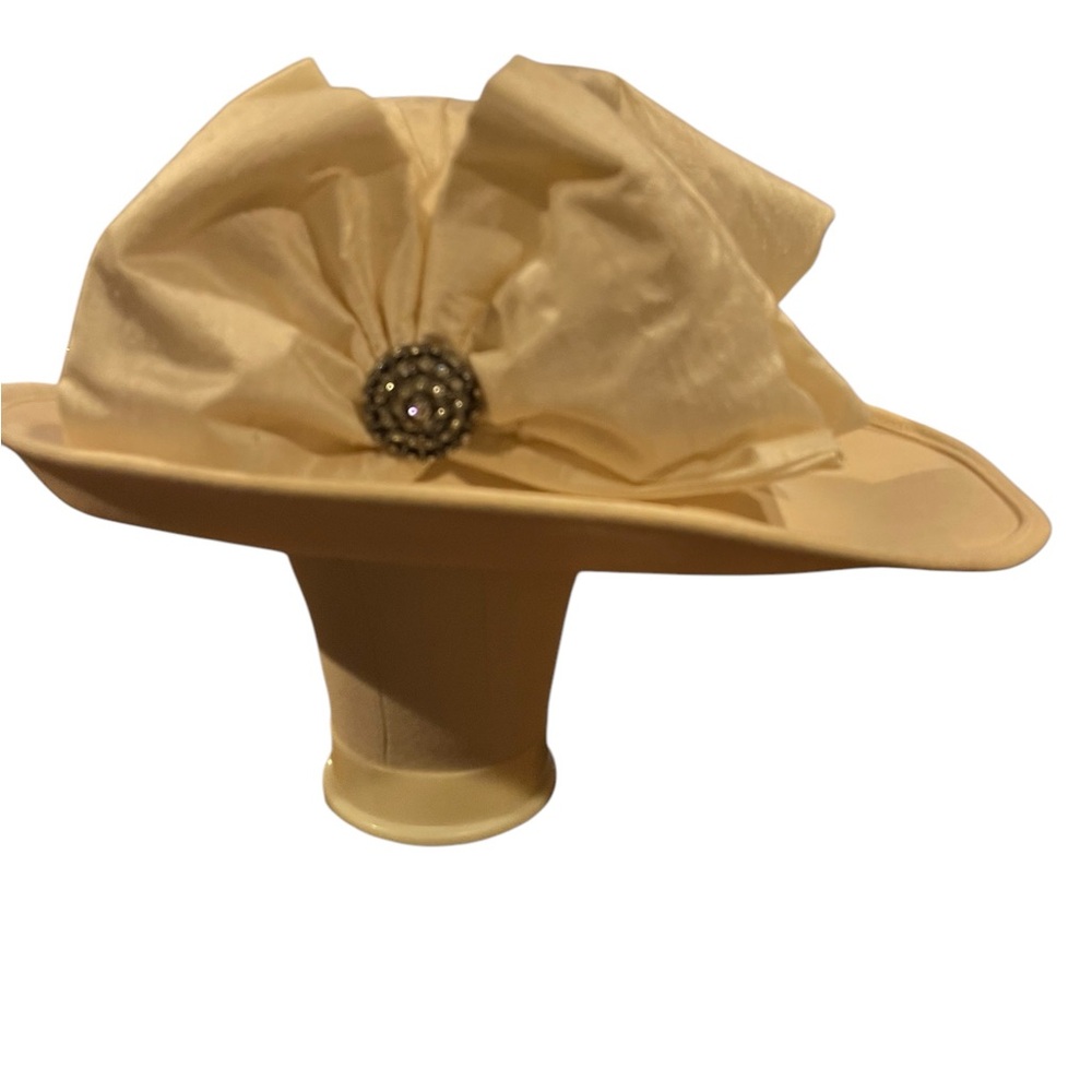 Vintage Whittall & Shon vintage wht wool designer hat with rhinestone trim